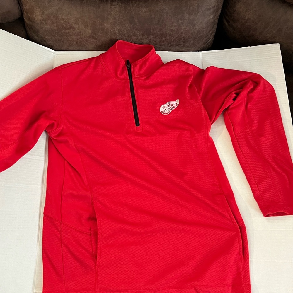 Detroit red wings zip up